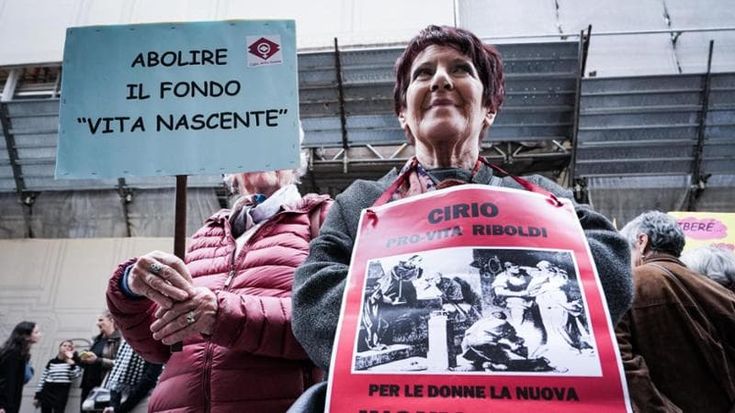 Assedio femminista a Palazzo Lascaris In Consiglio è scontro sull’aborto