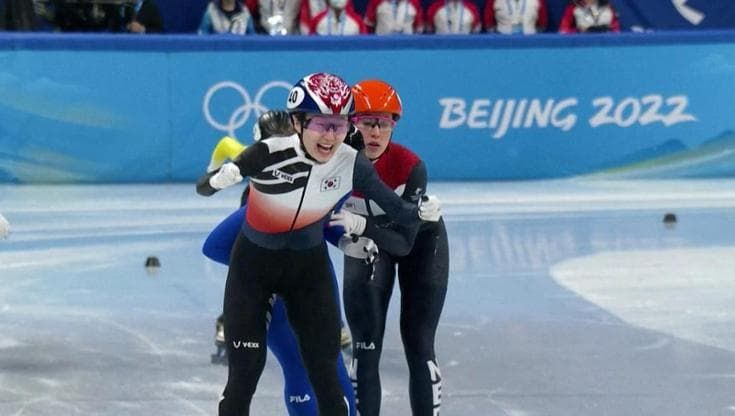 Pechino 2022, short track: le immagini dell'argento di Fontana e del bronzo della staffetta uomini