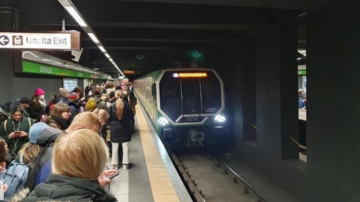 Cairoli, frenata improvvisa del metrò: cinque feriti lievi