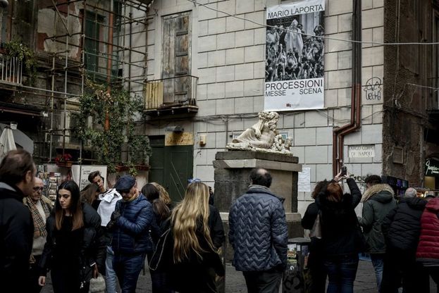 Napoli, folla sul lungomare e musei pieni, l'Archeologico vende duemila Card