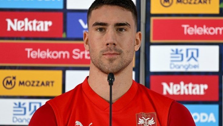 "Vlahovic escluso perché ha una storia con la moglie di un compagno di squadra". La fake news dello scandalo nel ritiro della Serbia