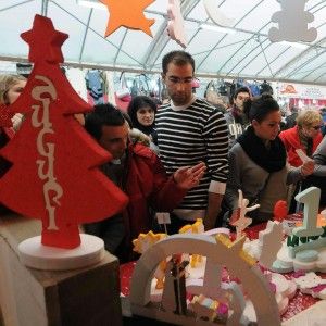 Il Natale raccontato con gli occhi della crisi: i consumi calano e l'albero si accorcia