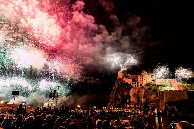 Ischia, barche allegoriche e incendio del Castello: la magia della Festa di Sant’Anna
