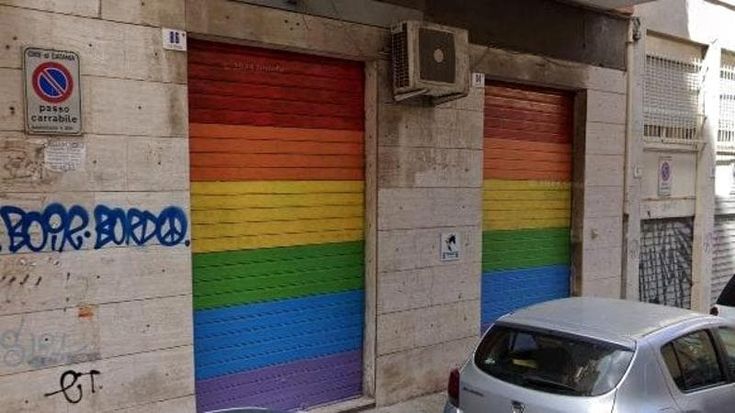 Catania, la notte da incubo dei due ragazzi gay aggrediti: “Abbiamo paura a uscire”