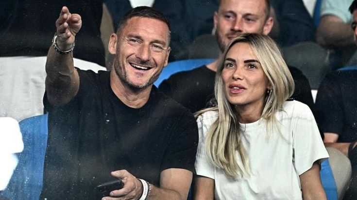 Totti e Noemi Bocchi, autogol social: “Cinque anni di noi”. Si riapre il caso del tradimento