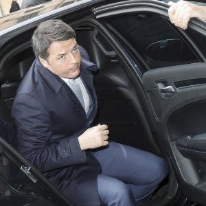 Unioni civili, Renzi: "Basta M5s". Senatori Pd: ok a maxiemendamento. E Alfano parla di grande vittoria