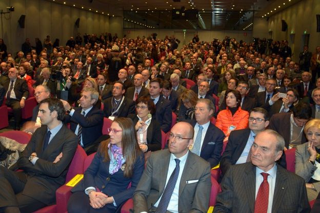 La platea degli industriali: "Cos&igrave; non si pu&ograve; andare avanti"