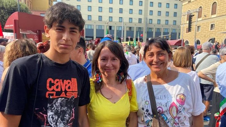 Il corteo, 44 anni dopo la strage alla stazione: chi c’era e ricorda e chi non era nato e dice: “Qui grazie alle maestre”