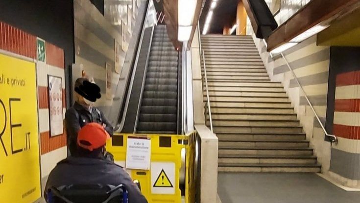 Roma, manca l'addetto e l'ascensore è spento: disabile bloccato nella metro. Atac: "Obbligati a staccare per legge"