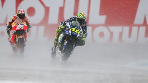 MotoGp, Assen: Miller domina la gara stravolta dalla pioggia. Rossi cade