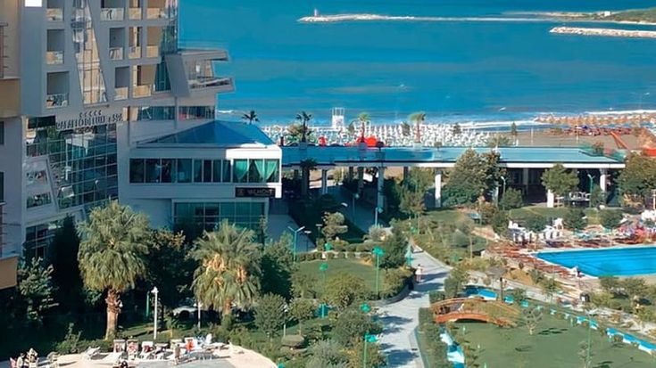 Migranti, 9 milioni l’anno per l’alloggio dei 295 agenti in Albania: vivono in un resort sul mare. Schlein: “Spreco di soldi scandaloso”