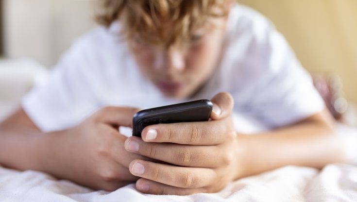 Figli depressi o stressati, i danni da troppo smartphone che spaventano i genitori