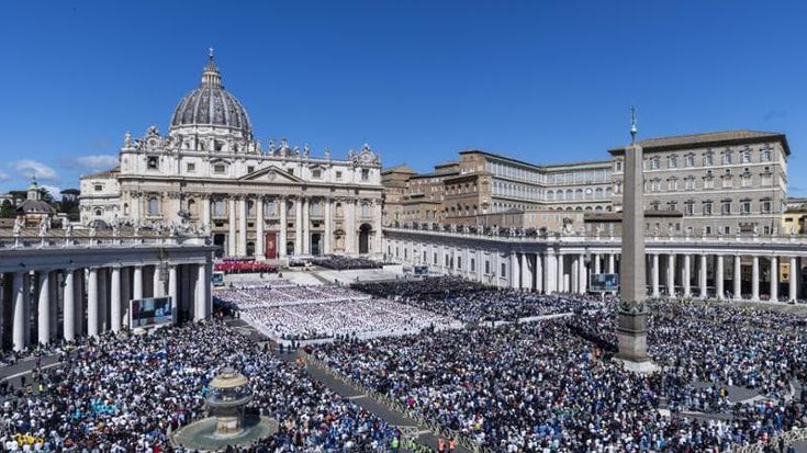 La piazza che unisce i popoli e le generazioni: “Non piangete, non vorrebbe”