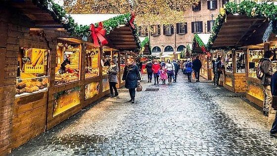 Bologna, in piazza Minghetti torna il villaggio di Natale francese
