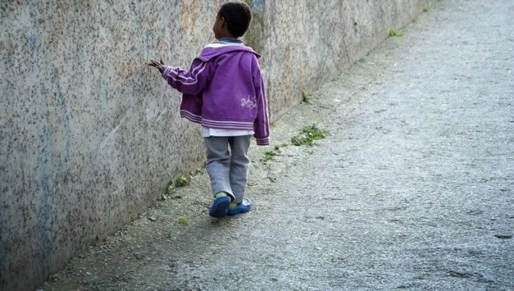 L'italiana, l'africano e il colore (viola) della felicità