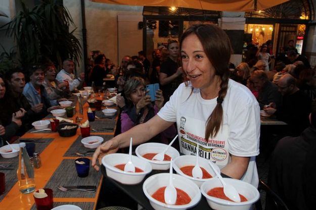 Pizze e pappa al pomodoro: i parlamentari del Movimento 5 Stelle diventano camerieri
