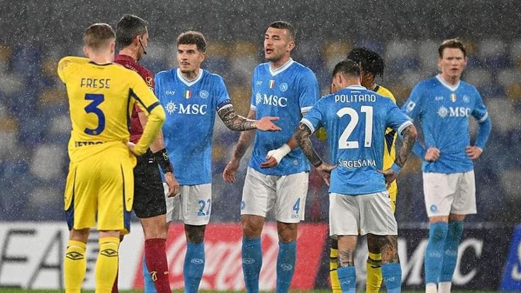 Napoli: assenti per un tempo, perdono due punti. Poi gli azzurri creano una variante tattica