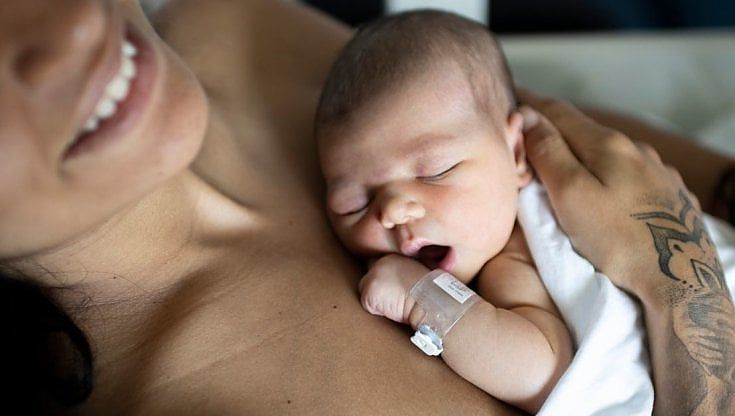 "In videochiamata ho fatto nascere una bimba": il racconto del ginecologo barese che dal cellulare ha guidato mamma e papà