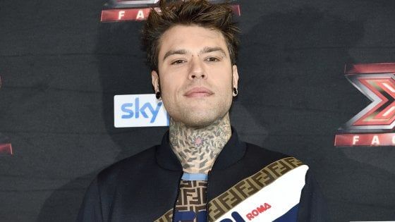 Fedez si cancella (per un'ora) da Instagram dopo le polemiche sulla festa al supermercato