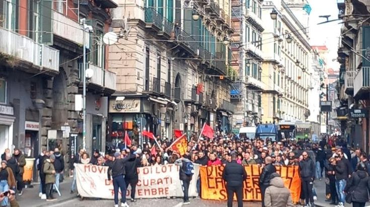 Napoli, corteo di disoccupati in centro: traffico in tilt