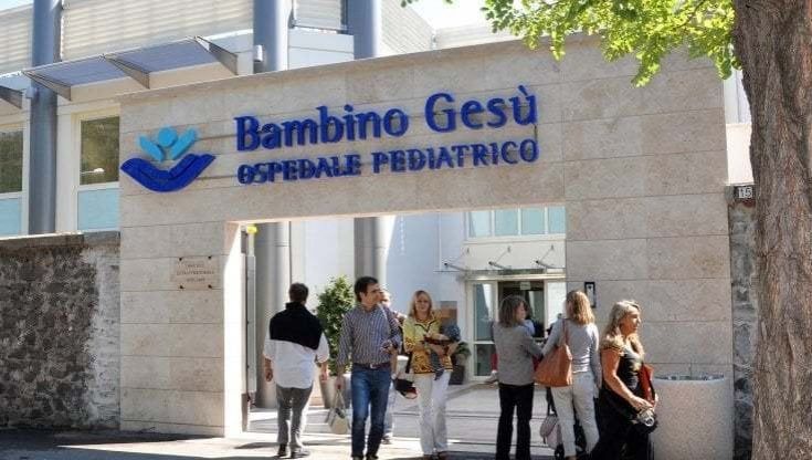 Bambino di 10 anni cade da due metri di altezza: è grave
