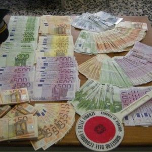 Como, arrivano in Porsche e Audi e si scambiano 20mila euro davanti ai finanzieri: denunciati