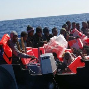 Migranti, Mattarella e il Papa: tratta di esseri umani "forma di schiavitù moderna"