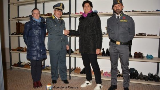 Il regalo di Natale della Guardia di Finanza: 300 paia di scarpe nuove sequestrate in dono ai bisognosi del Varesotto