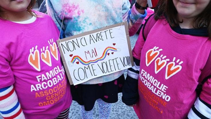 Figli di coppie gay, Roccella: “Sanatoria per i già nati”. E Strasburgo boccia il ricorso sulle mancate trascrizioni dei bimbi avuti all’estero con la Gpa: “C’è l’adozione”