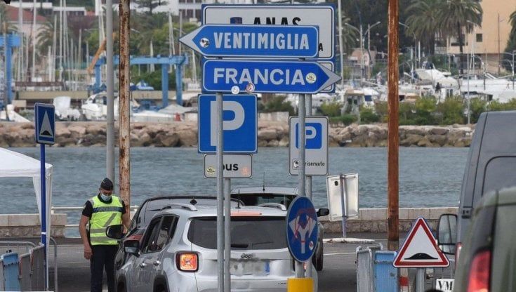 Ventimiglia, francesi in coda per fare spese in Italia, ma in tanti hanno dovuto tornare indietro