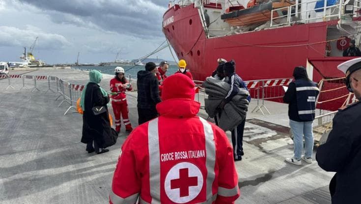 Sbarcati al porto di Palermo i 90 salvati dalla Ocean Wiking, fra loro anche 13 minori