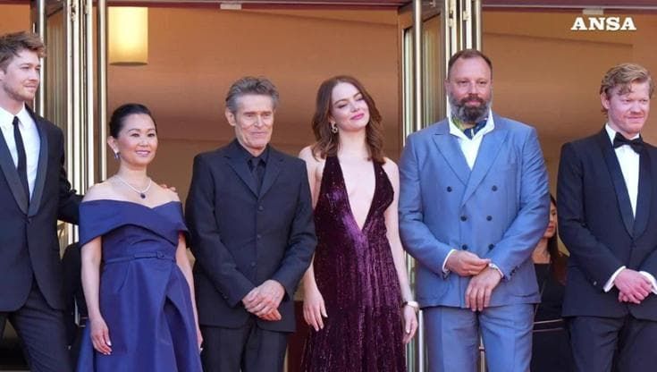 Festival di Cannes, da Emma Stone a Willem Dafoe: le star di Hollywood sfilano sul red carpet 