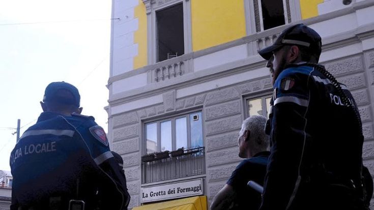 Operaio di 64 anni precipita da una finestra: gravissimo. Era in nero e senza imbragatura