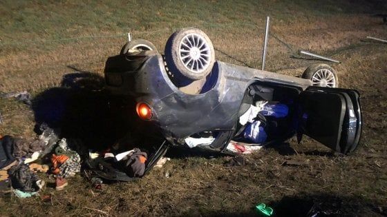 Rientrano all'alba dal carnevale di Ivrea, l'auto si ribalta in autostrada