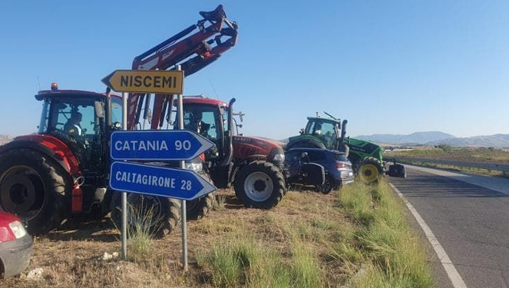 Rivolta per il caro energia, trattori in strada. Stop a Tir e pescherecci