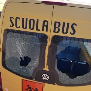 Scuolabus distrutti dai vandali, a Massafra i bambini saltano le lezioni: "Avete colpito il futuro"