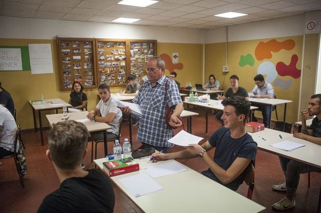Maturità al via anche a Bologna, 6500 ragazzi alle prove col tema