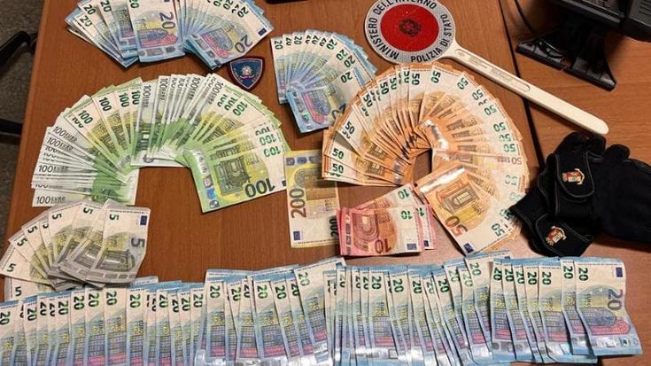 Blitz antidroga al Laurentino 38: 13 perquisizioni e 5 arresti. Sequestrati 300mila euro, armi e cocaina