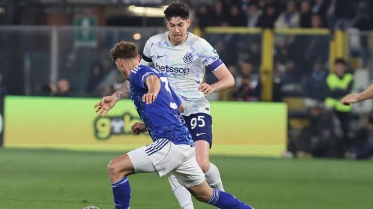 Bastoni, anche a Como una pioggia di fischi. Fabregas lo difende: “Va protetto”