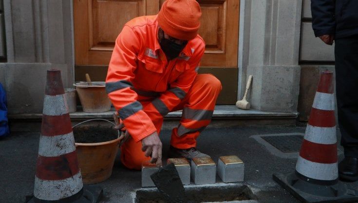 Le pietre d’inciampo per non dimenticare tutte le vite spezzate dall’Olocausto