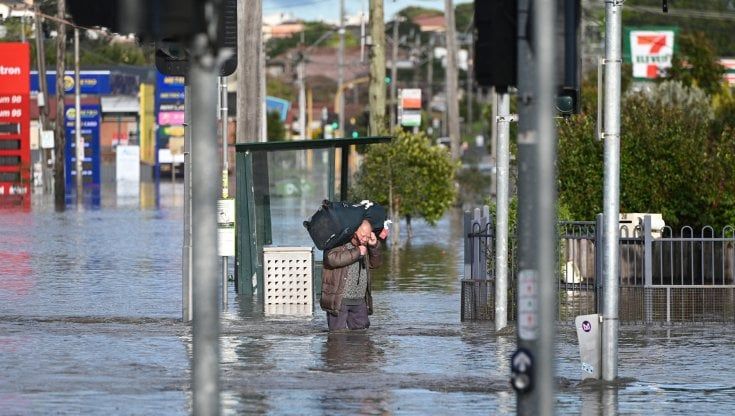 Australia, le inondazioni costringono migliaia di persone alla fuga: "È solo l'inizio"