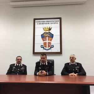 Savona, accoltella il compagno della ex moglie