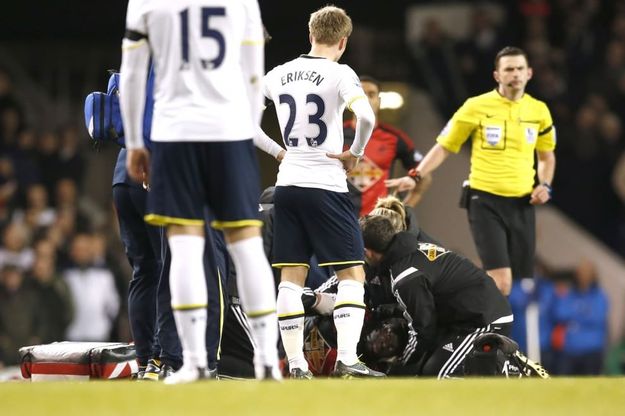 Inghilterra: paura per Gomis, sviene in campo ed esce in barella