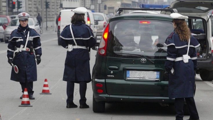 Firenze, protestano anche i vigili. Che poi regalano seimila euro all'Affratellamento
