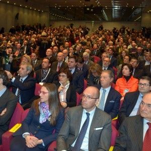 Dagli industriali piemontesi<br />5.914 rose rosse ai deputati<br />"Amiamo l'Italia, ma basta"