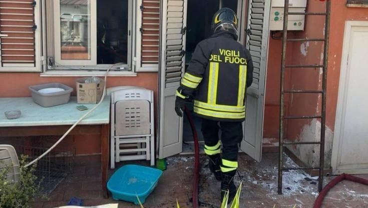 Incendio in un appartamento, salvata una donna dai vigili del fuoco