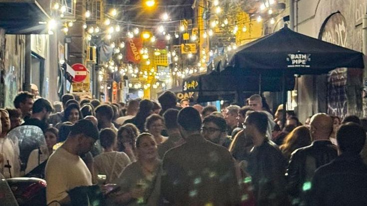 Movida a Napoli, i residenti: “Il Comune estenda i divieti a tutte le piazze”