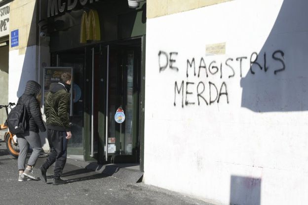 Piazza Municipio, apparse due scritte contro il sindaco de Magistris