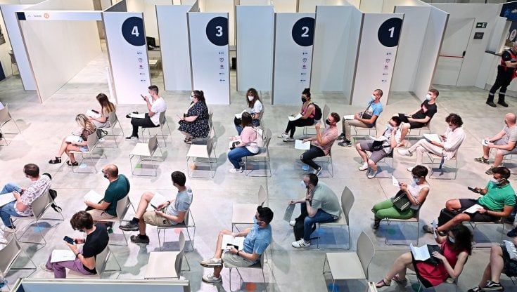Covid, a Napoli oltre 300mila persone rifiutano il vaccino 