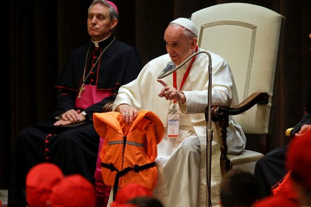 Papa Francesco mostra ai bambini il salvagente di una piccola profuga morta in mare 
